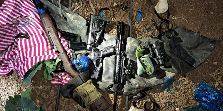 Armas capturadas por las fuerzas israelíes a una red de Hamás en la zona de Hebrón, Judea y Samaria, en una foto difundida el 29 de junio de 2025 (Shin Bet).