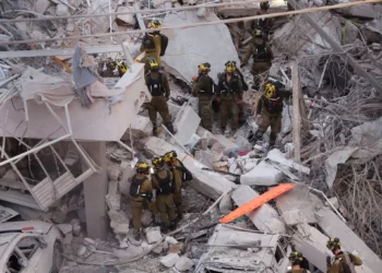 Las FDI continúan su misión de búsqueda y rescate en el lugar del ataque de Bat Yam, unas 20 personas siguen desaparecidas