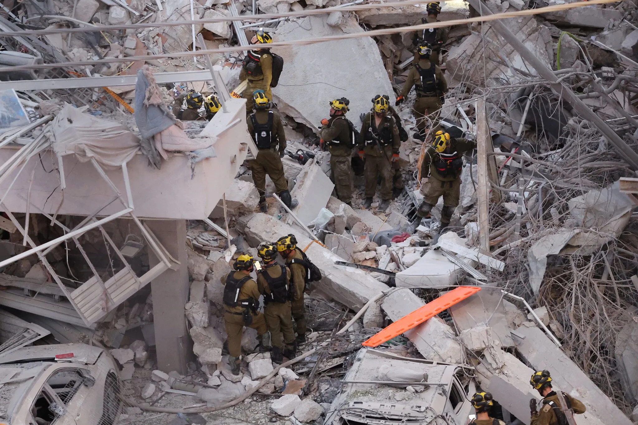 Las FDI continúan su misión de búsqueda y rescate en el lugar del ataque de Bat Yam, unas 20 personas siguen desaparecidas