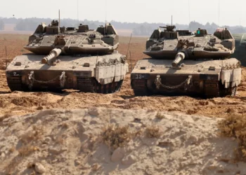 Tanques del ejército israelí toman posición en la frontera entre Israel y la Franja de Gaza el 22 de mayo de 2025. (Jack GUEZ / AFP)