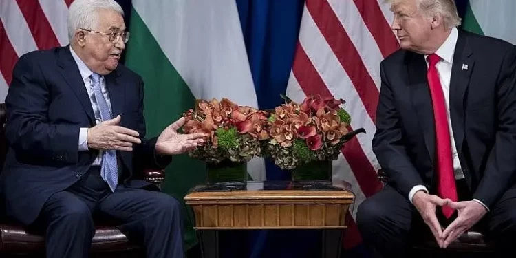 El presidente de la Autoridad Palestina, Mahmoud Abás, habla mientras el presidente estadounidense, Donald Trump, escucha antes de una reunión en el Hotel Palace durante la 72.ª Asamblea general de las Naciones Unidas, el 20 de septiembre de 2017 en Nueva York. (Foto AFP/Brendan Smialowski)