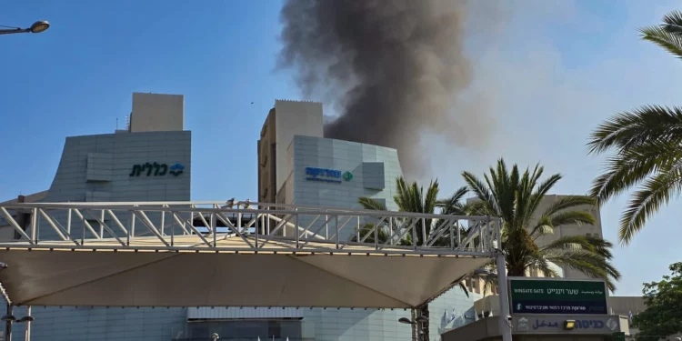 Se eleva humo tras un ataque con misiles iraníes contra el Centro Médico Soroka de Beersheba, 19 de junio de 2025 (Dudu Greenspan/Flash90)