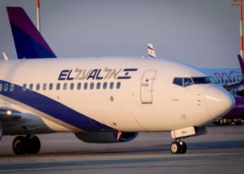 Un avión de El Al llega desde Francia al aeropuerto Ben Gurion, cerca de Tel Aviv, el 1 de agosto de 2024. (Tomer Neuberg / Flash90)
