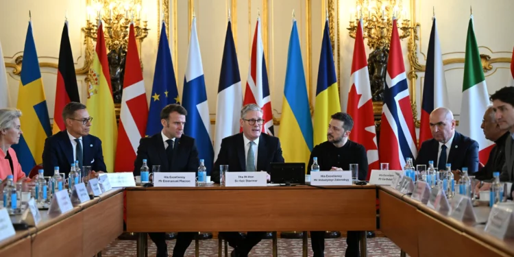 (De izq. a der.) La presidenta de la Comisión Europea, Ursula von der Leyen; el presidente de Finlandia, Alexander Stubb; el presidente de Francia, Emmanuel Macron; el primer ministro británico, Keir Starmer; el presidente de Ucrania, Volodymyr Zelensky; el presidente interino de Rumania, Ilie Bolojan; el presidente del Consejo Europeo, Antonio Costa; y el primer ministro de Canadá, Justin Trudeau, comienzan una reunión plenaria en una cumbre celebrada en Lancaster House, en el centro de Londres, el 2 de marzo de 2025. (JUSTIN TALLIS / POOL / AFP)