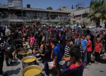 Palestinos hacen fila para recibir alimentos donados en un comedor comunitario en la ciudad de Gaza, el 10 de junio de 2025. (Foto AP/Jehad Alshrafi)