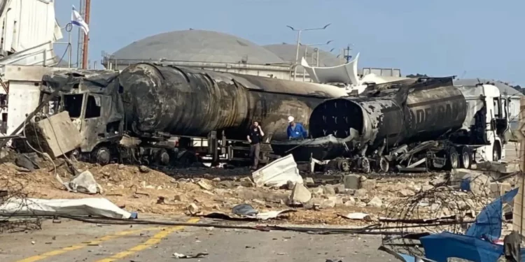 Daños en la refinería de petróleo del Grupo Bazan en la bahía de Haifa tras el impacto de un misil iraní durante la noche del 15 al 16 de junio. (Usado de conformidad con la cláusula 27a de la ley de derechos de autor)