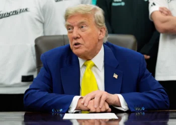 El presidente de Estados Unidos, Donald Trump, se reúne con miembros del club de fútbol Juventus en la Oficina Oval de la Casa Blanca en Washington, D.C., el 18 de junio de 2025. (AP/Alex Brandon)