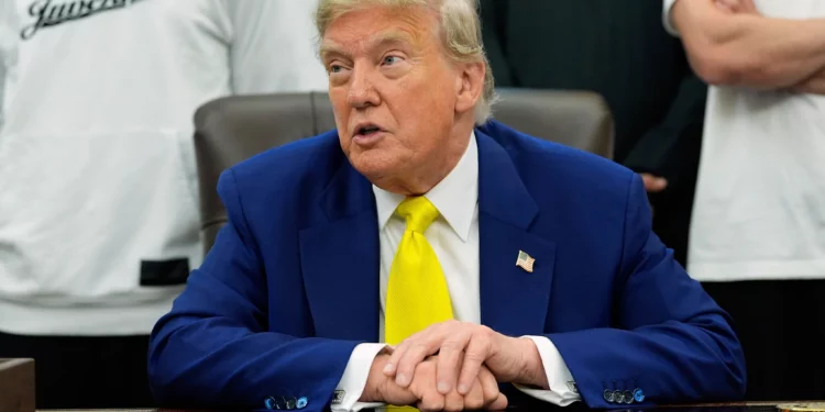 El presidente de Estados Unidos, Donald Trump, se reúne con miembros del club de fútbol Juventus en la Oficina Oval de la Casa Blanca en Washington, D.C., el 18 de junio de 2025. (AP/Alex Brandon)