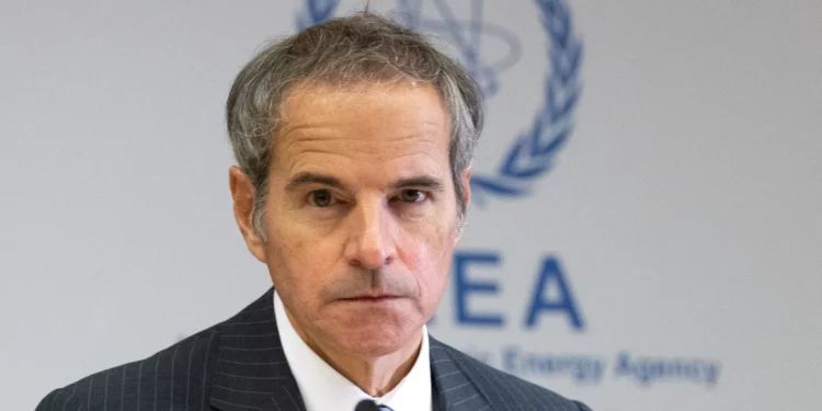 El director general del Organismo Internacional de Energía Atómica (OIEA), Rafael Grossi, asiste a una reunión extraordinaria de la Junta de Gobernadores en la sede del organismo en Viena, Austria, el 23 de junio de 2025. (Joe Klamar / AFP)