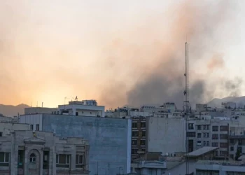 Humo se eleva tras un ataque israelí en Teherán, Irán, el 18 de junio de 2025. (AP/Vahid Salemi)