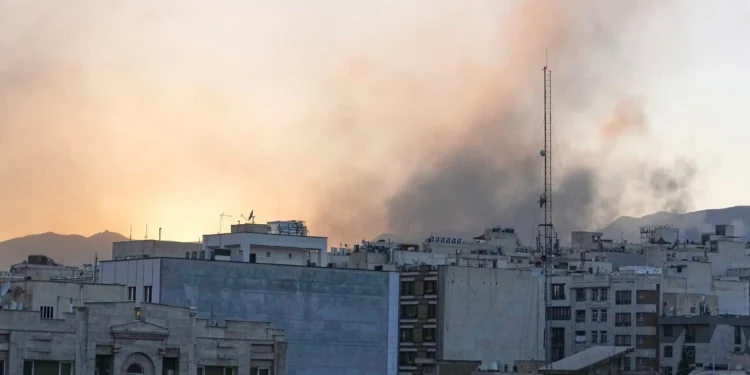 Humo se eleva tras un ataque israelí en Teherán, Irán, el 18 de junio de 2025. (AP/Vahid Salemi)