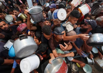 Palestinos esperan comida en un punto de distribución en Nuseirat, en el centro de la Franja de Gaza, el 11 de junio de 2025. (Eyad BABA / AFP)