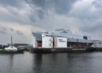 La fragata HMS Venturer destinada a la Royal Navi flota en el río Forth