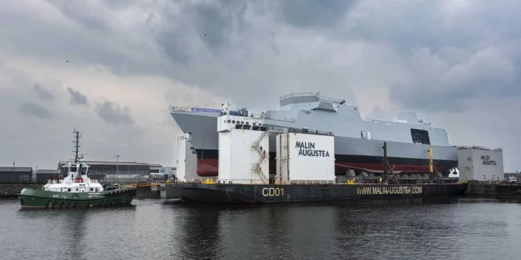 La fragata HMS Venturer destinada a la Royal Navi flota en el río Forth