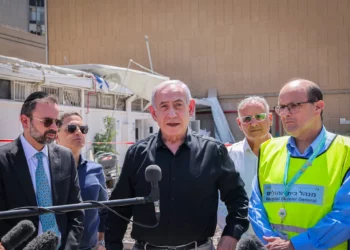 El primer ministro Benjamin Netanyahu en el lugar del ataque con misiles iraníes contra el Centro Médico Soroka en Beersheba, el 19 de junio de 2025. (Marc Israel Sellem/POOL/Flash90)