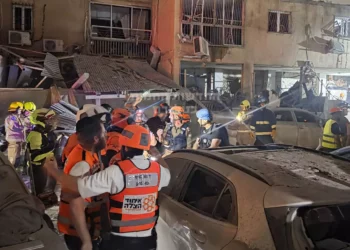 Misiles iraníes hieren a 29 en el centro de Israel Equipos de Magen David Adom trasladaron a 29 personas a hospitales desde las zonas afectadas por impactos de misiles en el centro de Israel. Tres de los heridos presentan un estado moderado, mientras que 26 sufren heridas leves, según el reporte de la organización. Un menor de 10 años resultó gravemente herido tras el impacto de un misil balístico en la región central, informó Magen David Adom. La organización señaló que previamente atendió a un niño en estado grave y que los esfuerzos persisten para identificar más lesionados. En distintos puntos impactados por los misiles, los equipos de emergencia brindaron atención a 12 personas, de las cuales dos presentaron heridas moderadas, conforme a un informe anterior de la MDA. La búsqueda de posibles víctimas adicionales se mantiene activa en las áreas afectadas, confirmaron los equipos de Magen David Adom. Al menos dos edificios residenciales en el centro de Israel sufrieron daños debido a los ataques, según constataron los socorristas. El Centro Médico Ichilov en Tel Aviv atendió a cuatro personas tras la ofensiva de misiles lanzados desde Irán, todas con heridas que varían entre leves y moderadas.