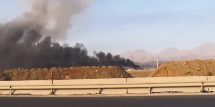 Esta captura de imagen tomada de las imágenes transmitidas por el noticiero iraní IRINN el 13 de junio de 2025, muestra lo que la televisión describió como humo saliendo de las explosiones en Natanz después de que Israel anunciara que había llevado a cabo ataques contra sitios nucleares y militares iraníes (IRINN / AFP)