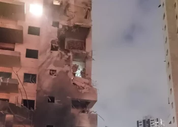 3 muertos tras misiles iraníes que impactan en edificios del centro de Israel