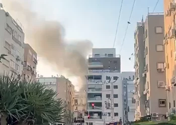 Misiles iraníes impactan el centro y sur de Israel en ataque masivo