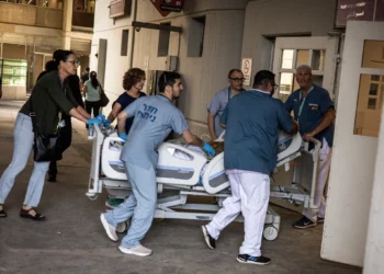 Los médicos trasladan a un paciente a un lugar seguro después de que un misil iraní impactara un edificio del Hospital Soroka en Beersheba, en el sur de Israel, el 19 de junio de 2025. (JOHN WESSELS / AFP)