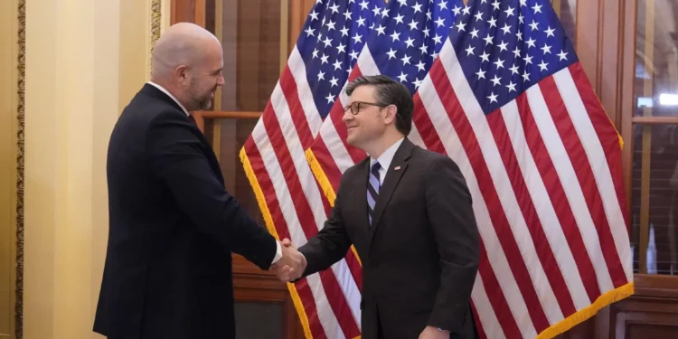 El presidente de la Knéset, Amir Ohana (izquierda), estrecha la mano del presidente de la Cámara de Representantes, Mike Johnson, en Washington, el 7 de febrero de 2024 (Oficina de Prensa del presidente de la Cámara de Representantes).