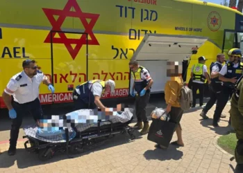 Pacientes son evacuados del Centro Médico Soroka en Beersheba después de que un misil iraní impactara el hospital, el 19 de junio de 2025 (Magen David Adom)