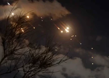 La imagen tomada de un video muestra misiles disparados desde Irán siendo interceptados sobre Jerusalén, el 1 de octubre de 2024. (AP)