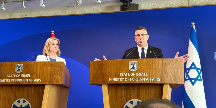 El ministro de Asuntos Exteriores, Gideon Sa'ar (der.), habla en una conferencia de prensa con la ministra austriaca de Asuntos Exteriores, Beate Meinl-Reisinger, en Jerusalén el 30 de junio de 2025 (Lazar Berman/Times of Israel).