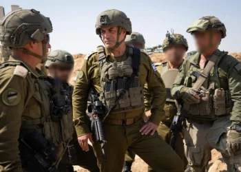 El Jefe del Estado Mayor de las FDI, teniente general Eyal Zamir, habla con oficiales en el norte de la Franja de Gaza, el 11 de junio de 2025. (Fuerzas de Defensa de Israel)