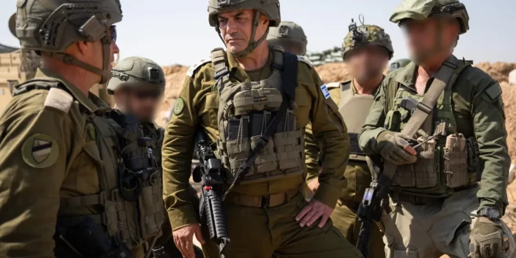El Jefe del Estado Mayor de las FDI, teniente general Eyal Zamir, habla con oficiales en el norte de la Franja de Gaza, el 11 de junio de 2025. (Fuerzas de Defensa de Israel)