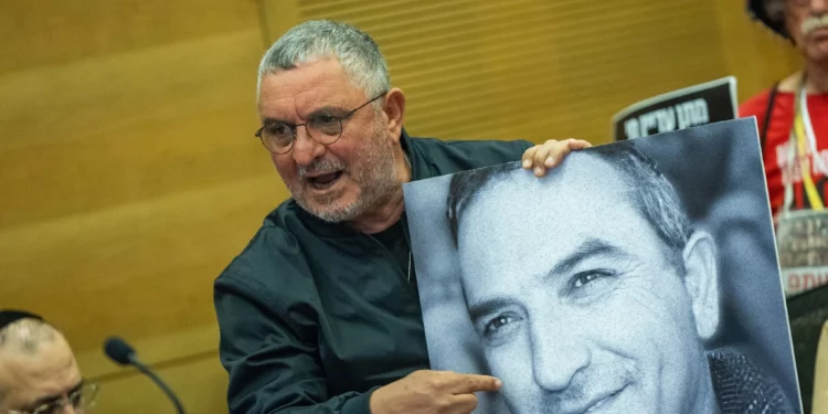 Danny Elgarat, hermano del rehén asesinado Itzik Elgarat, habla durante una reunión del Comité de Seguridad Nacional en la Knéset el 10 de marzo de 2025. (Yonatan Sindel/Flash90)