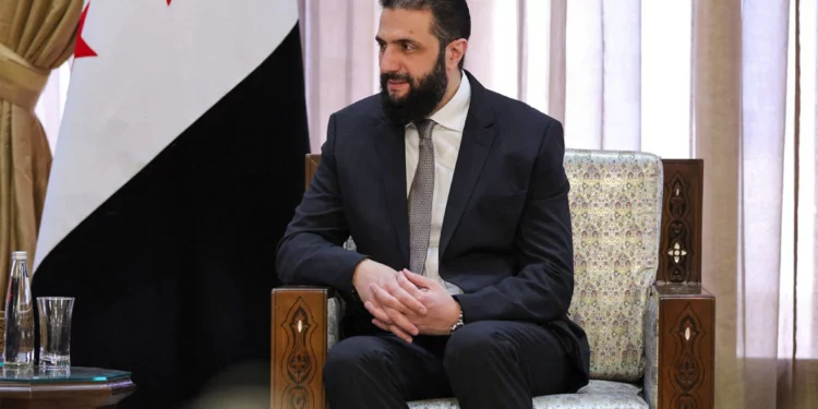 El presidente interino de Siria, Ahmed al-Sharaa, recibe al ministro de Asuntos Exteriores de Arabia Saudita en Damasco, Siria, el 31 de mayo de 2025. (SANA / AFP)
