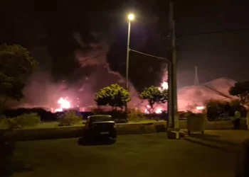 Israel ataca depósito de petróleo cerca de Teherán