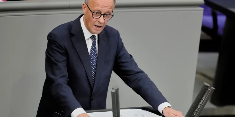 Friedrich Merz pronuncia su primer discurso como canciller alemán en el parlamento de Berlín, Alemania, el 14 de mayo de 2025. (Foto AP/Markus Schreiber)