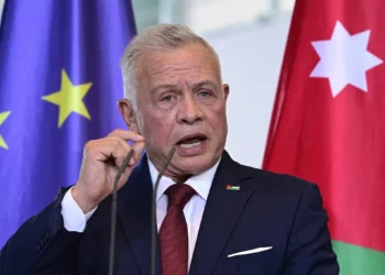 El rey Abdullah II de Jordania pronuncia una conferencia de prensa con la canciller alemana en la Cancillería de Berlín el 29 de julio de 2025. (Foto de John MACDOUGALL / AFP)