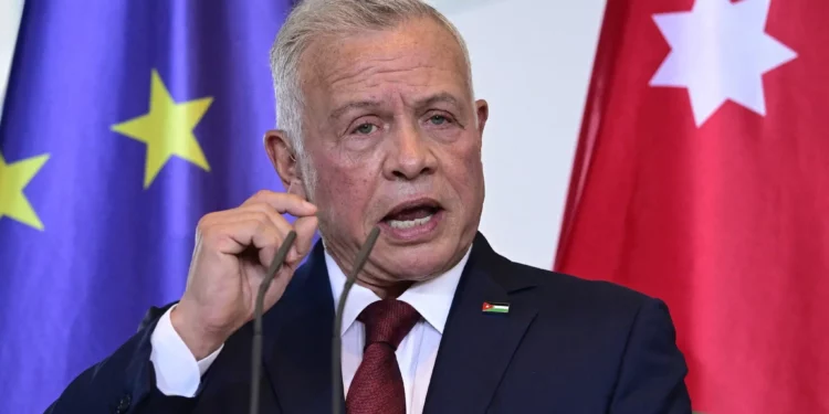 El rey Abdullah II de Jordania pronuncia una conferencia de prensa con la canciller alemana en la Cancillería de Berlín el 29 de julio de 2025. (Foto de John MACDOUGALL / AFP)