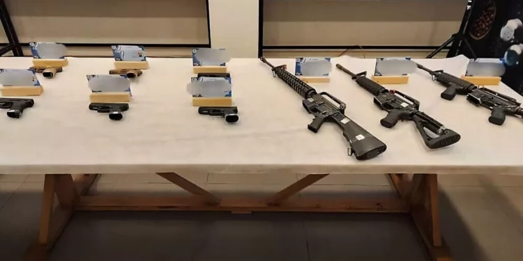 Agente encubierto condujo arresto de 48 sospechosos por tráfico de armas y drogas