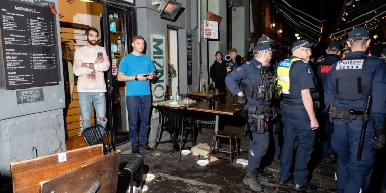 Activistas propalestinos atacan restaurante de un israelí en Melbourne