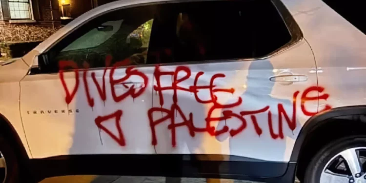 Propalestinos atacan casas de regentes de la Universidad de Michigan