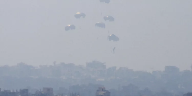 Jordania y Emiratos Árabes Unidos lanzan ayuda humanitaria a Gaza