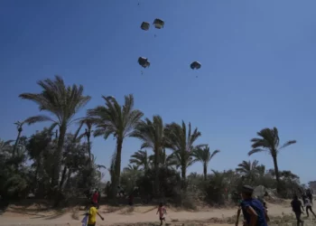 Las naciones árabes continúan lanzando desde el aire en Gaza