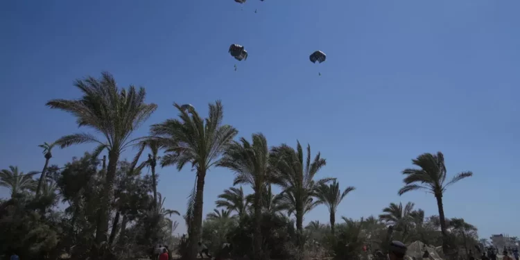 Las naciones árabes continúan lanzando desde el aire en Gaza