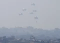 Aviones de Emiratos y Jordania lanzan 28 paquetes de ayuda en Gaza