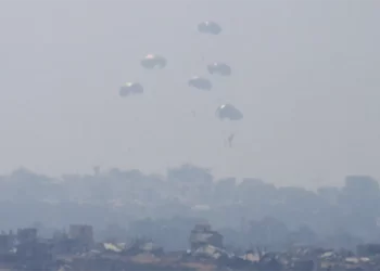 Aviones de Emiratos y Jordania lanzan 28 paquetes de ayuda en Gaza