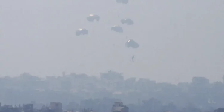 Aviones de Emiratos y Jordania lanzan 28 paquetes de ayuda en Gaza