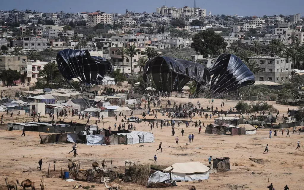 El 31 de julio, residentes palestinos recogieron ayuda lanzada desde el aire en Zawaida, en el centro de Gaza, según registró la agencia AP.