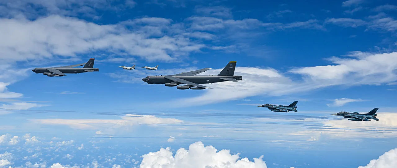 Aviones de combate de Japón y la República de Corea realizaron un vuelo de escolta trilateral de bombarderos estadounidenses que operaban en el Pacífico, el 11 de julio de 2025. (Crédito de la imagen: ROKAF)