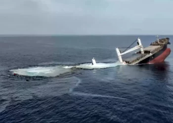 Los hutíes afirman retener a 10 tripulantes del carguero que hundieron en el mar Rojo