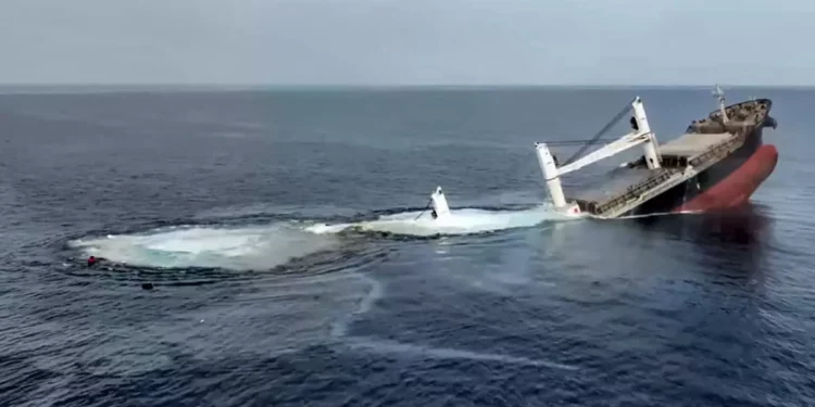 Los hutíes afirman retener a 10 tripulantes del carguero que hundieron en el mar Rojo
