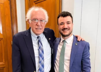 Bernie Sanders se reúne con activista pro-Hamás
